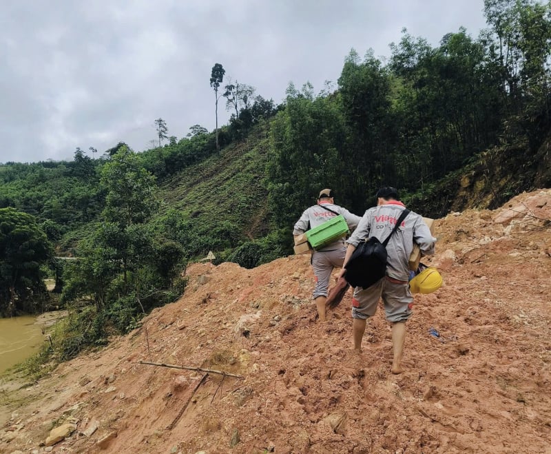 Viettel activa toda la red para responder a la tormenta número 13, garantizando un flujo de información sin interrupciones.
