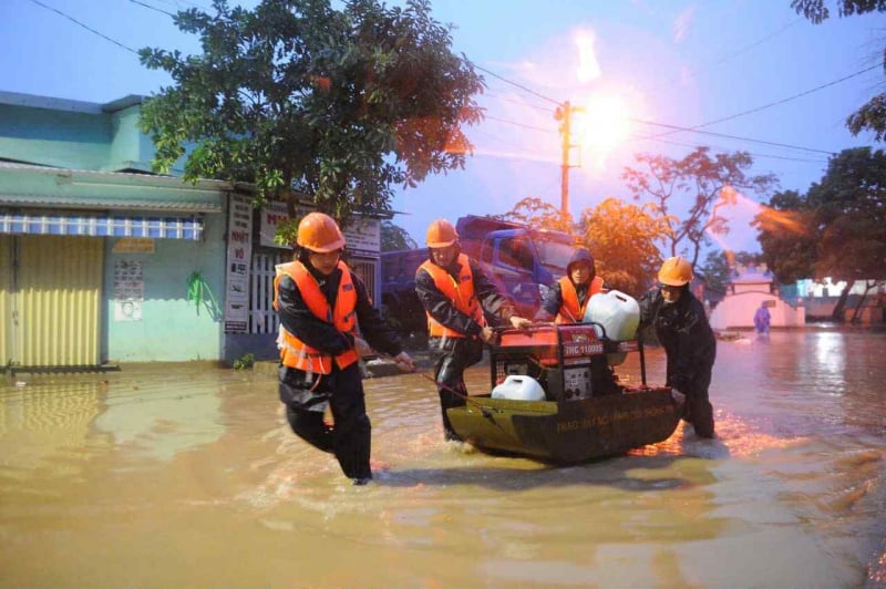 Viettel activa toda la red para responder a la tormenta número 13, garantizando un flujo de información sin interrupciones.