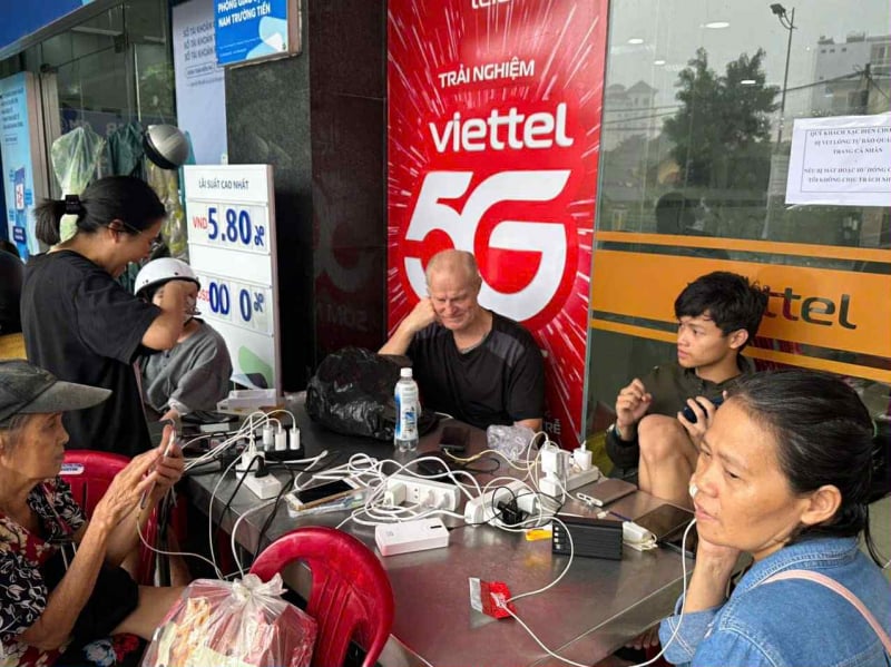 Viettel activa toda la red para responder a la tormenta número 13, garantizando un flujo de información sin interrupciones.