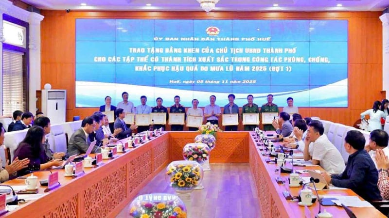 Viettel activa toda la red para responder a la tormenta número 13, garantizando un flujo de información sin interrupciones.