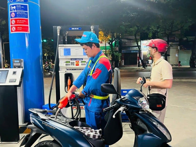 午後3時からガソリン価格値下げ - 写真1。 Giảm giá xăng từ 15h- Ảnh 1.