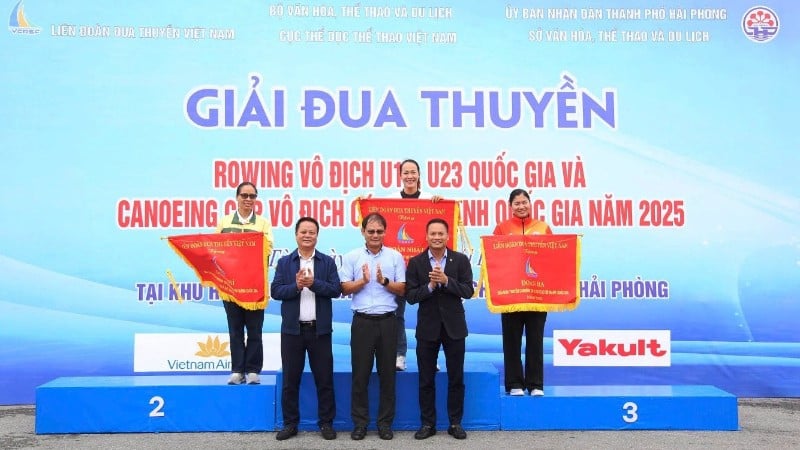 គណៈកម្មការរៀបចំពិធីប្រគល់ទង់ជ័យលាភីលេខ១ ទី២ និងទី៣ ដល់ក្រុម។