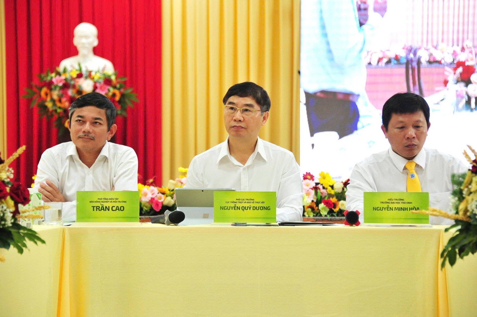 Ông Trần Văn Cao (Phó Tổng Biên tập Báo Nông nghiệp và Môi trường), ông Nguyễn Quý Dương (Phó Cục trưởng Cục Trồng trọt và BVTV) và PGS.TS Nguyễn Minh Hòa, Hiệu trưởng Trường Đại học Trà Vinh chủ trì phiên thảo luận. Ảnh: Lê Hoàng Vũ.