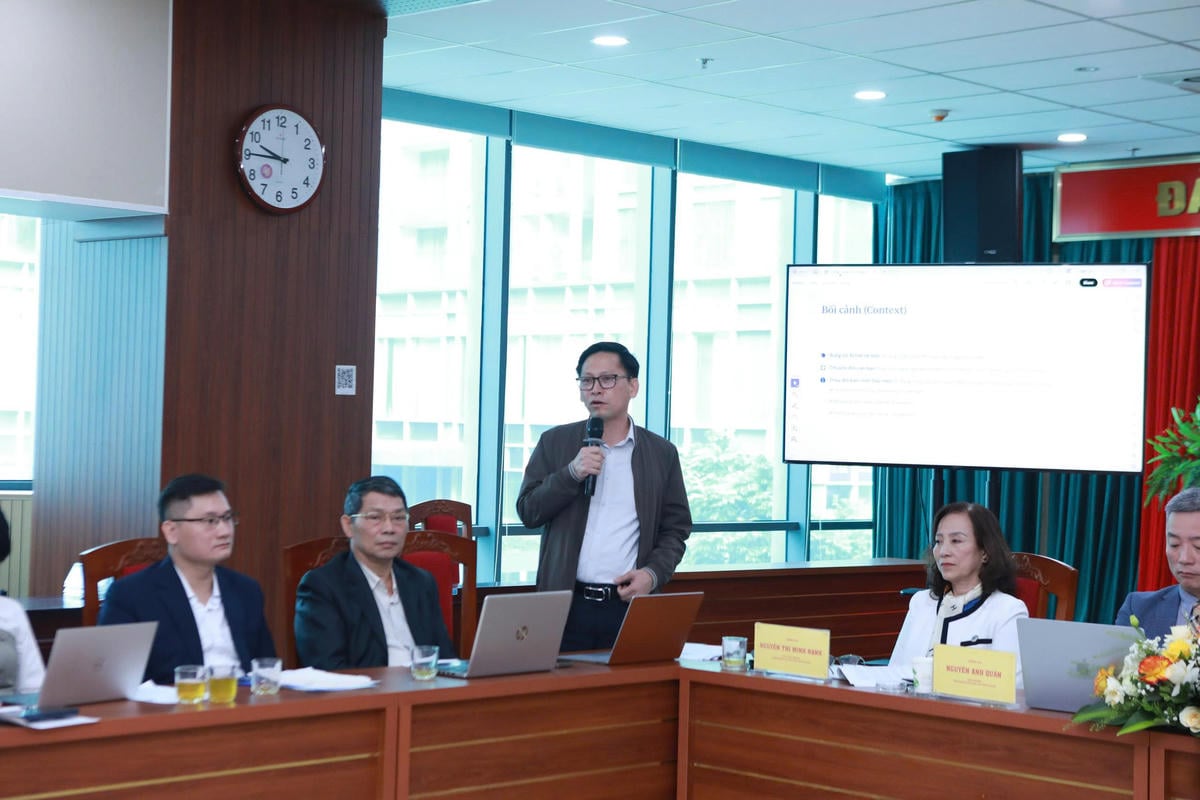 Experts discuss at the workshop.