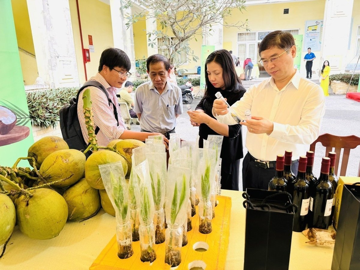 Các đại biểu tham quan các gian hàng tại Diễn đàn. Ảnh: Lê Hoàng Vũ.