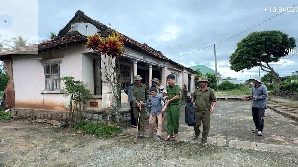 प्रधानमंत्री ने तूफान संख्या 13 से निपटने के लिए आपातकालीन उपायों के क्रियान्वयन पर ध्यान केन्द्रित करने का अनुरोध किया - फोटो 2. Thủ tướng Chính phủ yêu cầu tập trung triển khai các biện pháp khẩn cấp ứng phó bão số 13 - Ảnh 2.