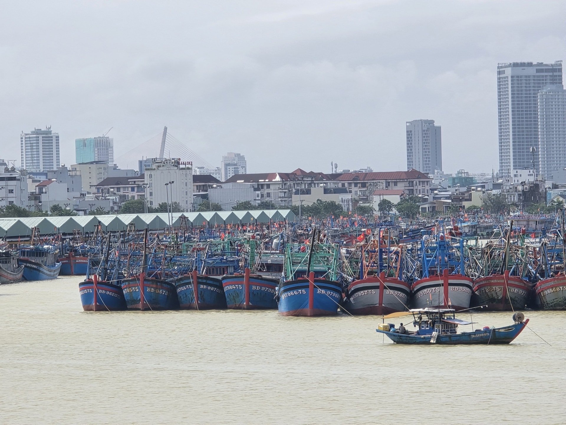 प्रधानमंत्री ने तूफान संख्या 13 से निपटने के लिए आपातकालीन उपायों के क्रियान्वयन पर ध्यान केन्द्रित करने का अनुरोध किया - फोटो 3. Thủ tướng Chính phủ yêu cầu tập trung triển khai các biện pháp khẩn cấp ứng phó bão số 13 - Ảnh 3.