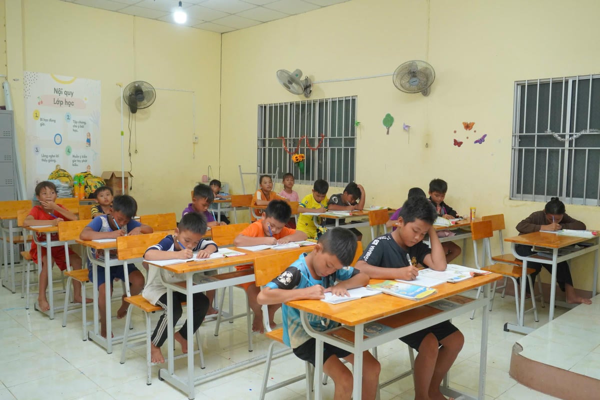 כיתת האוריינות של שומרי הגבול טוין בין מוארת בכל לילה. צילום: V.H.