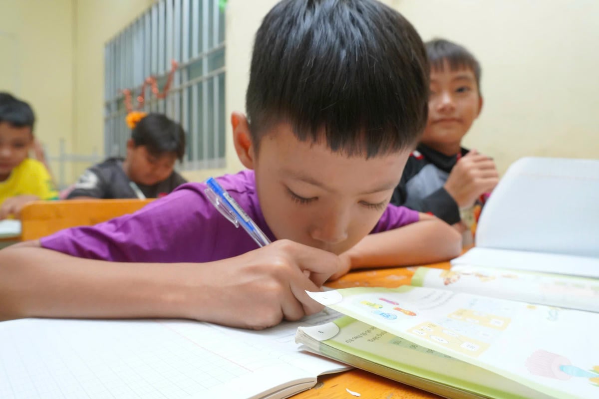 ילדים שהיו ביישנים כשנכנסו לכיתה ביום הראשון יודעים עכשיו לקרוא ולכתוב. צילום: V.H.