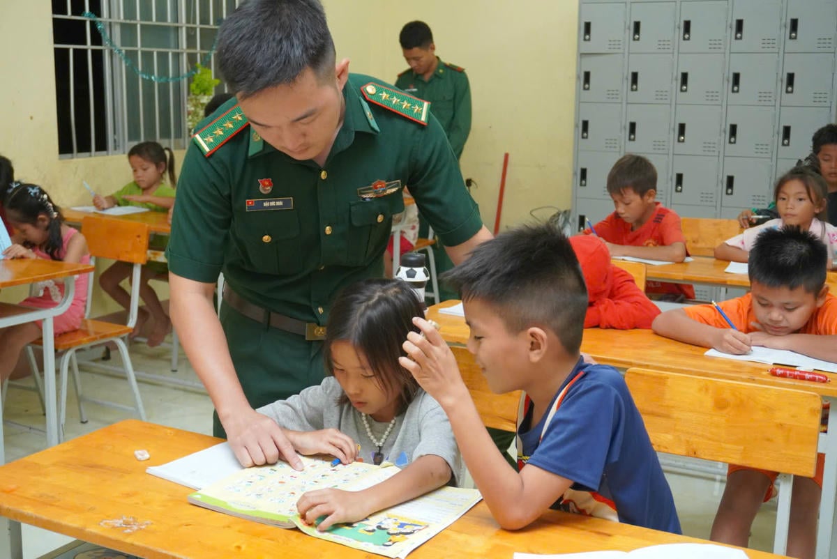 שומר הגבול הופך למורה שילמד ילדים באזורי הגבול. צילום: V.H.