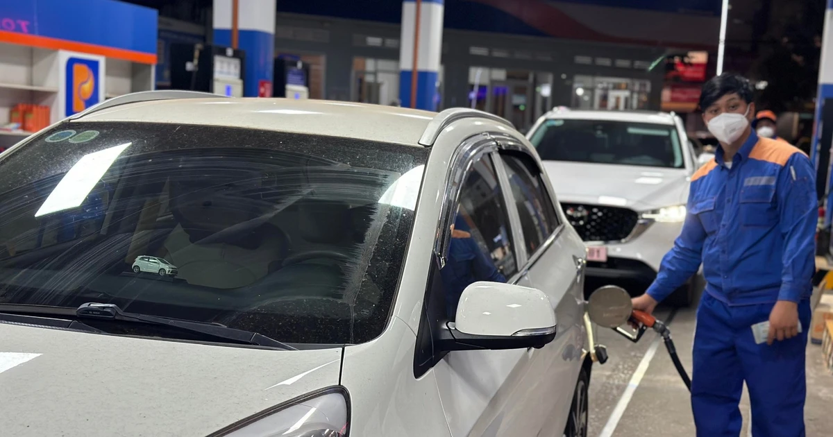 Từ 15 giờ chiều 6-11, giá xăng RON95-III giảm về 20.416 đồng/lít