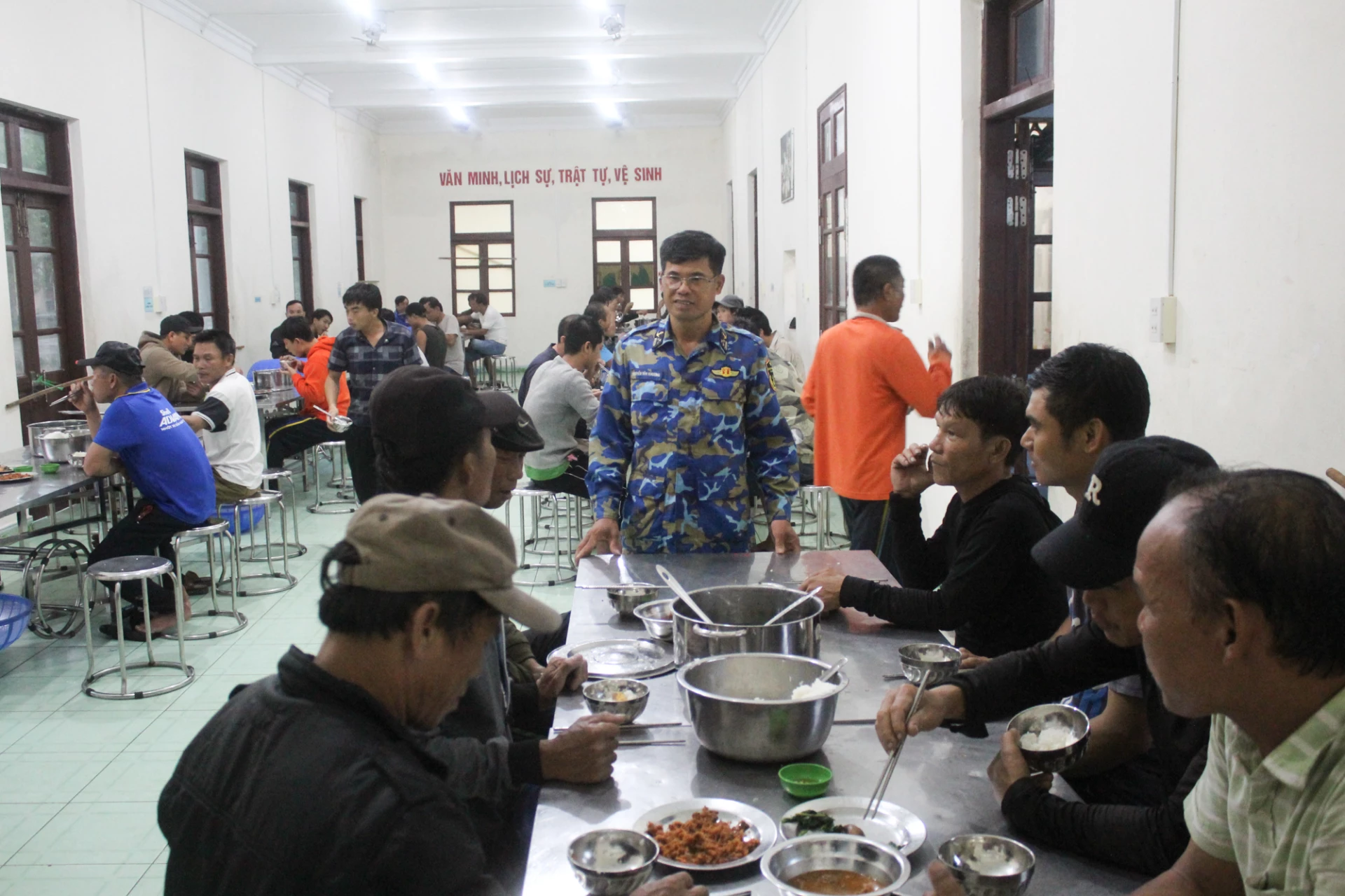 Fishermen taking shelter from storms on islands of Truong Sa special zone are supported with food and accommodation.