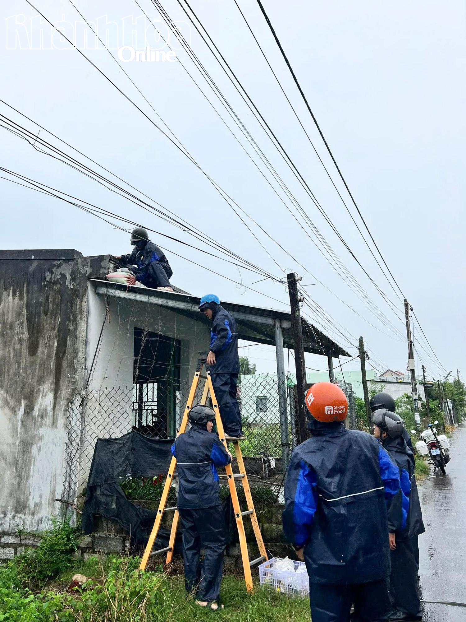 地域の警察部隊が人々の家の封鎖を手伝った。