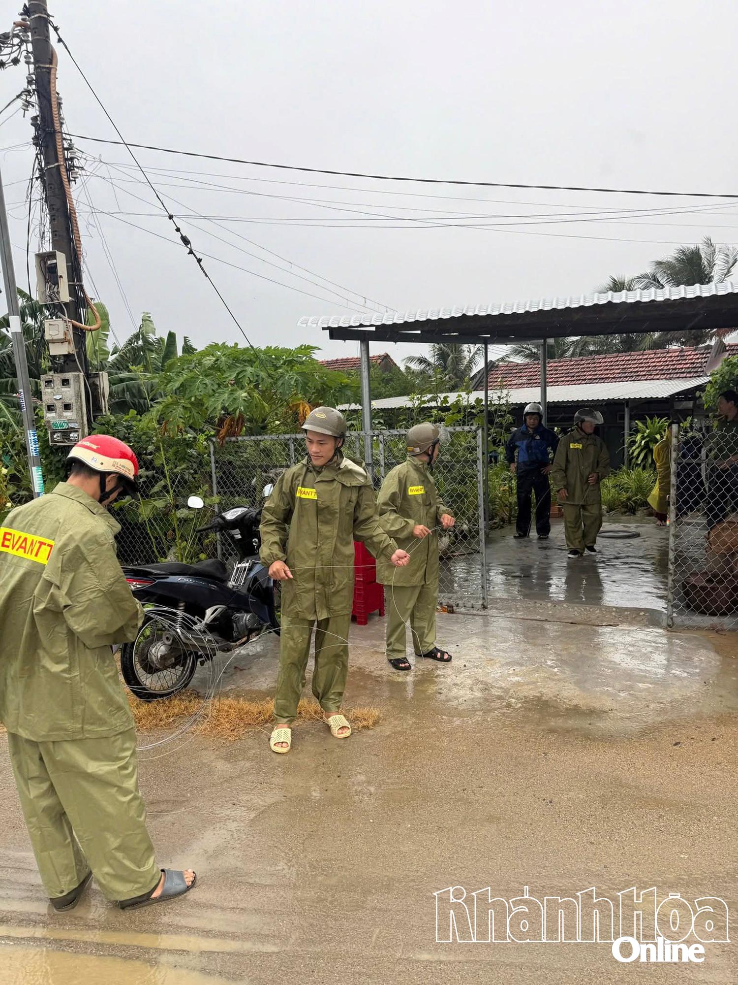コミューンの警察部隊が嵐から人々を助けます。