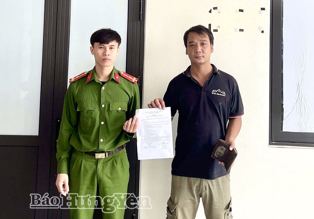 Un representante de la policía de la comuna de Viet Tien devolvió la cartera que contenía 4,6 millones de VND y muchos documentos importantes al Sr. Nguyen Van Duy.