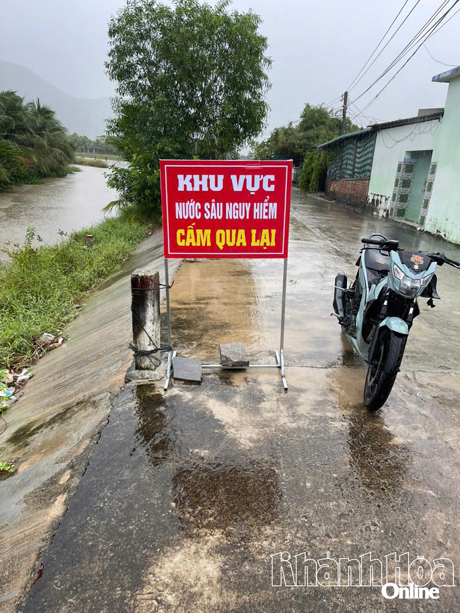 地元当局は洪水の危険がある地域に警告標識を設置した。