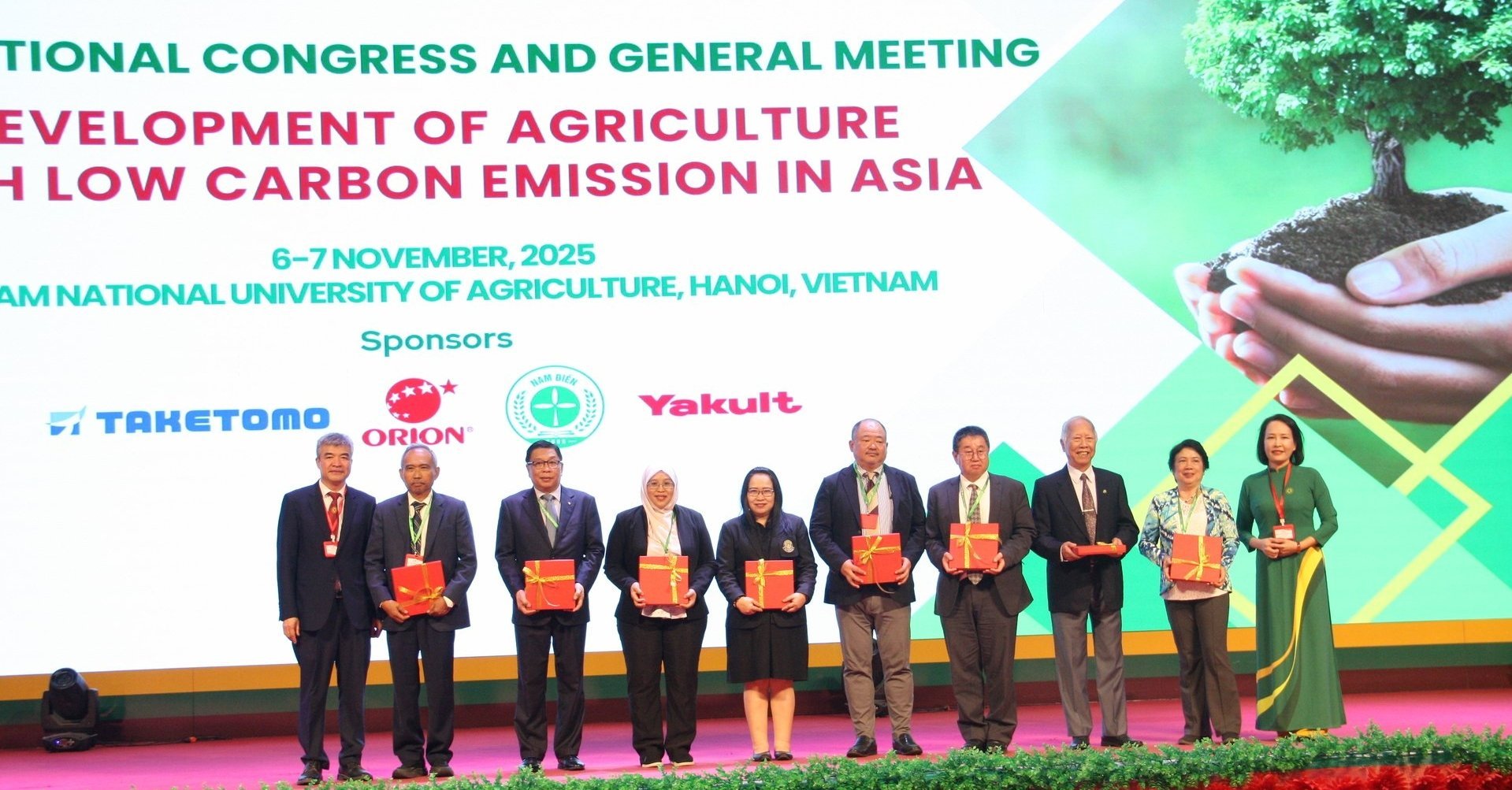 פרס המדען הצעיר המצטיין לשנת 2025 לחוקרים מצטיינים באזור. צילום: מאי דן. Giải thưởng Nhà khoa học trẻ xuất sắc năm 2025 dành cho các nhà nghiên cứu tiêu biểu trong khu vực. Ảnh: Mai Đan.