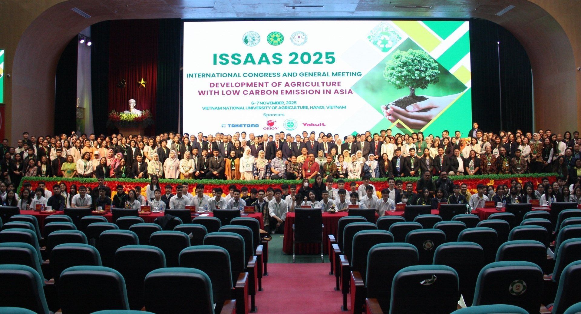 נציגים מצלמים תמונה למזכרת. צילום: מאי דן. Các đại biểu chụp ảnh lưu niệm. Ảnh: Mai Đan.