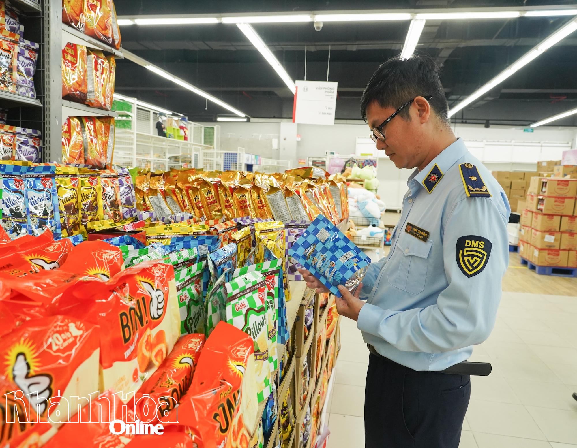 មន្ត្រីក្រុមគ្រប់គ្រងផ្សារលេខ១ ចុះពិនិត្យទំនិញនៅផ្សារទំនើប Lotte ផ្លូវ 23/10 (សង្កាត់ញ៉ាត្រាងខាងលិច)។