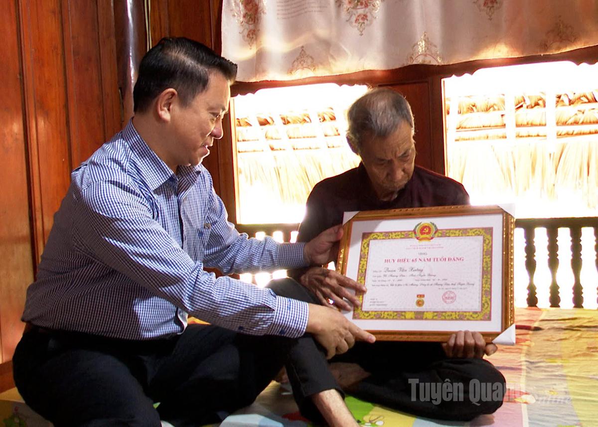 رفیق تران مان لوی، رئیس اداره تبلیغات و بسیج عمومی کمیته حزبی استان، نشان عضویت ۶۵ ساله حزب را به عضو حزب، کوان وان شونگ، متولد ۱۹۳۸، روستای نا مونگ، کمون تونگ لام، اعطا کرد.