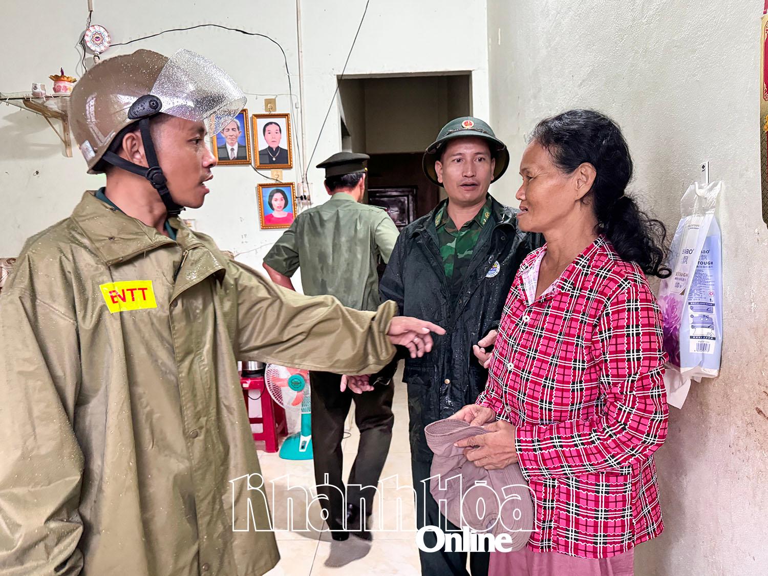 អាជ្ញាធរបានចល័តប្រជាពលរដ្ឋនៃក្រុមលំនៅឋាន Thanh Phat ចុះពីភ្នំដើម្បីបញ្ចៀសខ្យល់ព្យុះ។