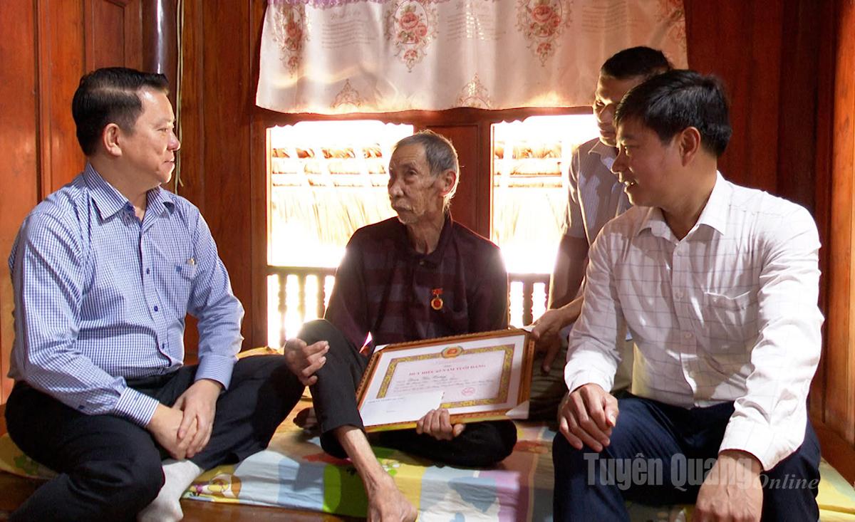 رفیق تران مان لوی، رئیس اداره تبلیغات و بسیج عمومی کمیته حزبی استان، به عضو حزب، کوان وان شونگ، از روستای نا مونگ، کمون تونگ لام، تبریک گفت.