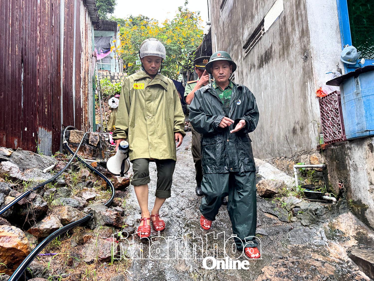 កម្លាំងបានទៅផ្ទះនីមួយៗ ដើម្បីបញ្ចុះបញ្ចូលប្រជាជនឲ្យជ្រកពីខ្យល់ព្យុះ។