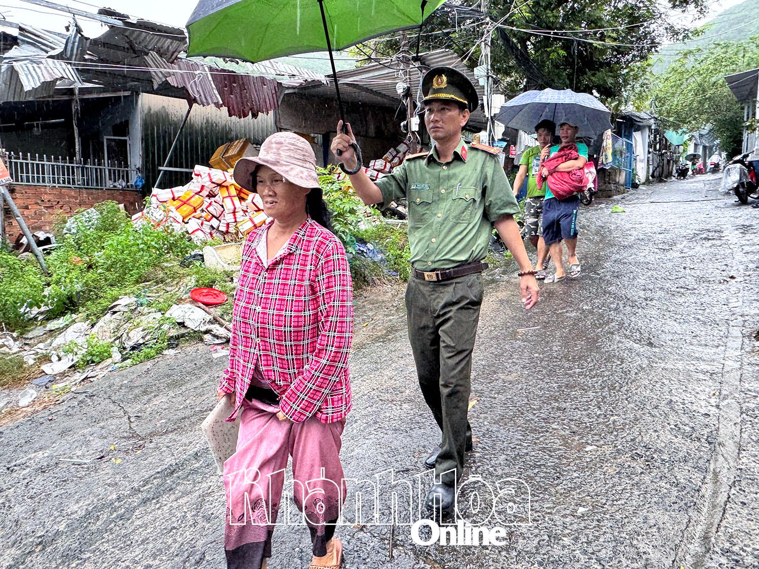 ជួយនាំក្រុមអ្នកលំនៅឋាន Thanh Phat ចុះពីភ្នំដើម្បីបញ្ចៀសខ្យល់ព្យុះ។