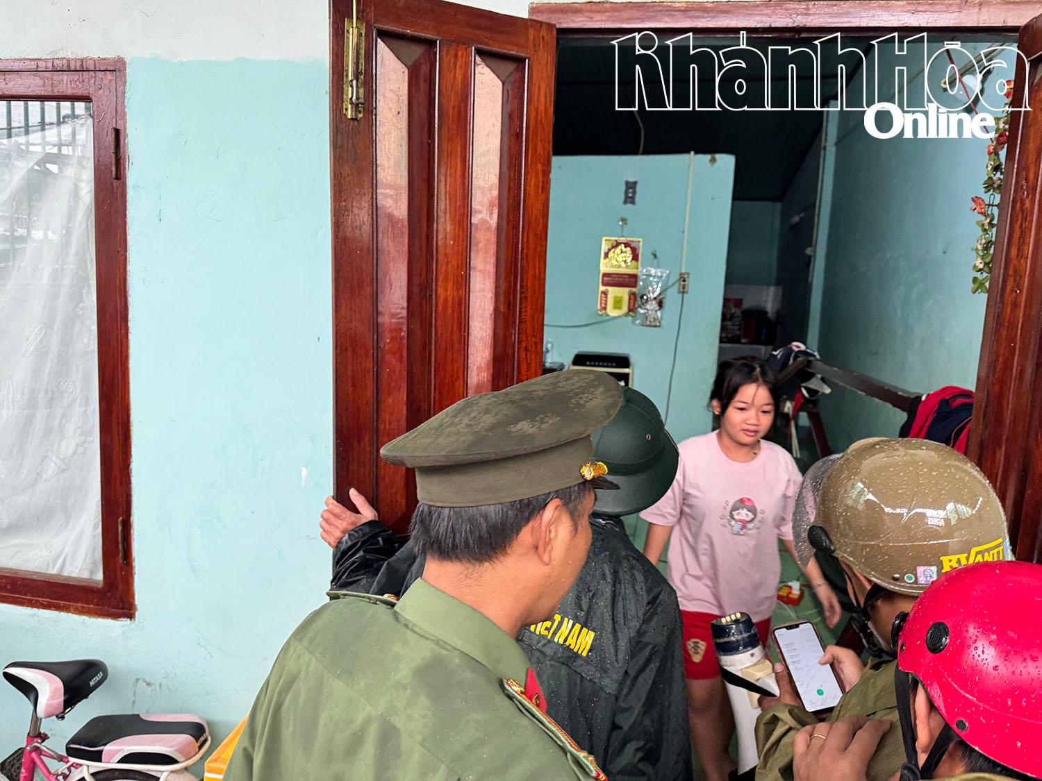 កងកម្លាំងបានទៅផ្ទះនីមួយៗ ដើម្បីវាយតម្លៃស្ថានភាព និងជម្លៀសប្រជាជនដើម្បីបញ្ចៀសខ្យល់ព្យុះ។