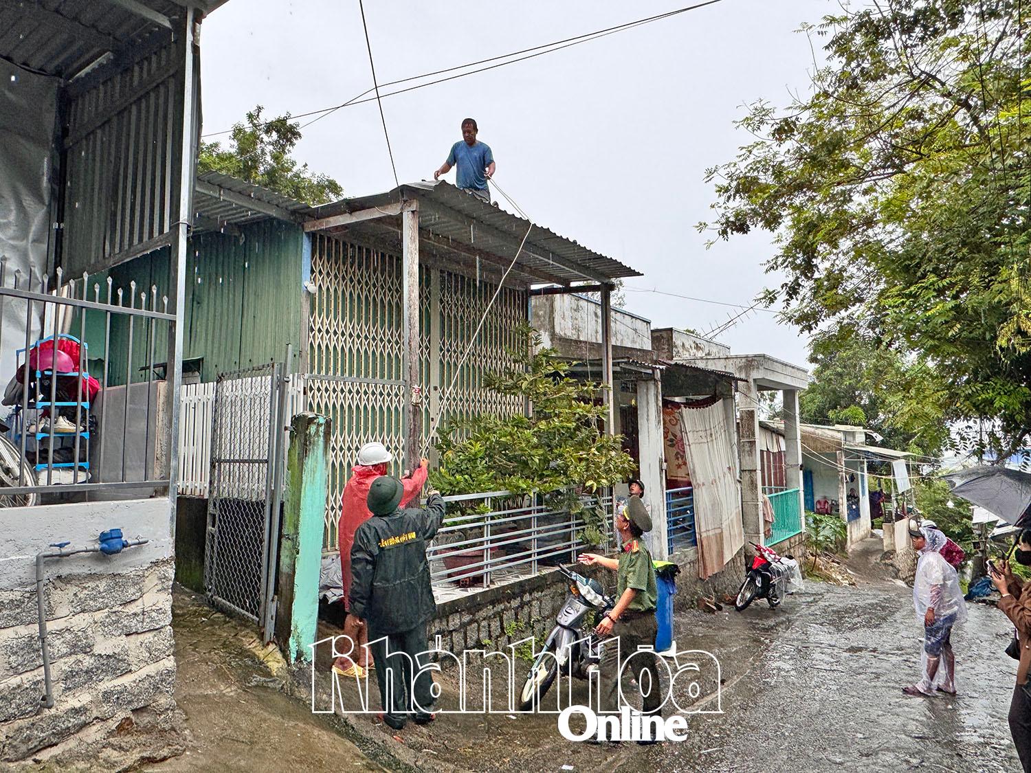 អាជ្ញាធរជួយប្រជាជនក្នុងសង្កាត់ Nam Nha Trang ពង្រឹងផ្ទះរបស់ពួកគេ។