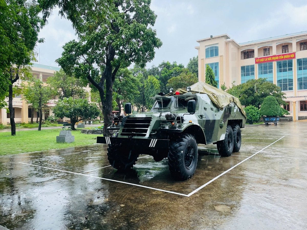Gia Lai provinsielle militærkommando mobiliserte pansrede kjøretøy for å rykke ut etter storm nr. 13. Foto: Tuan Anh. Bộ Chỉ huy quân sự tỉnh Gia Lai huy động xe thiết giáp ứng phó với bão số 13. Ảnh: Tuấn Anh.