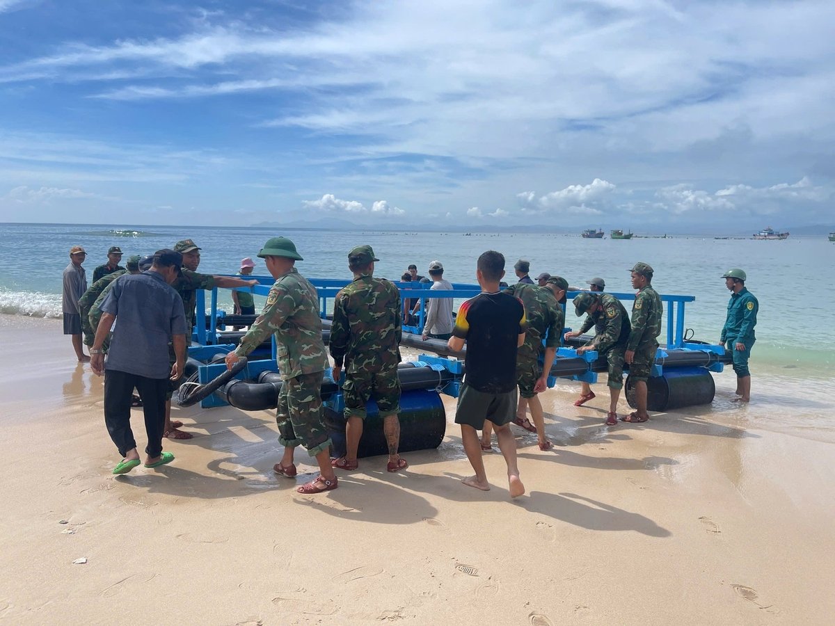 Militære styrker hjelper folk å unngå stormen. Foto: Tuan Anh. Lực lượng quân đội giúp dân tránh bão. Ảnh: Tuấn Anh.
