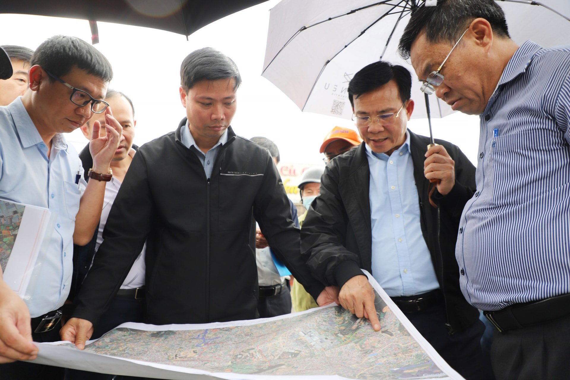 ຕອນເຊົ້າວັນທີ 6/11, ທ່ານປະທານຄະນະກຳມະການປະຊາຊົນແຂວງ Lam Dong ທ່ານ Ho Van Muoi ໄດ້ມອບໝາຍໂດຍກົງ ແລະ ຊີ້ນຳຮັບມືກັບພະຍຸເລກ 13 ຢູ່ເຂດ 1 ແຂວງ Lam Dong. ພາບ: ດວງພະຈັນ. Sáng 6/11, Chủ tịch UBND tỉnh Lâm Đồng Hồ Văn Mười trực tiếp phân công và chỉ đạo công tác ứng phó bão số 13 tại khu vực 1 tỉnh Lâm Đồng. Ảnh: Dương Phong.