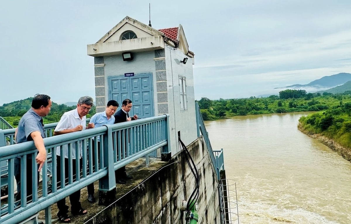 ທ່ານຮອງປະທານຄະນະກຳມະການປະຊາຊົນແຂວງ ຫງວຽນແມ້ງ ໄດ້ນຳໜ້າຄະນະກຳມະການຂອງແຂວງລົງກວດກາບັນດາການຕອບໂຕ້ຕົວຈິງຂອງພະຍຸ Kalmaegi ຢູ່ໜອງ Song Quao, Song Luy ແລະ Ca Giay. ພາບ: ກວ໋າງ. Phó Chủ tịch UBND tỉnh Nguyễn Minh đã dẫn đầu đoàn công tác của tỉnh đi kiểm tra thực tế công tác ứng phó với bão Kalmaegi tại các hồ Sông Quao, Sông Lũy và Cà Giây. Ảnh: Kiều Hằng.