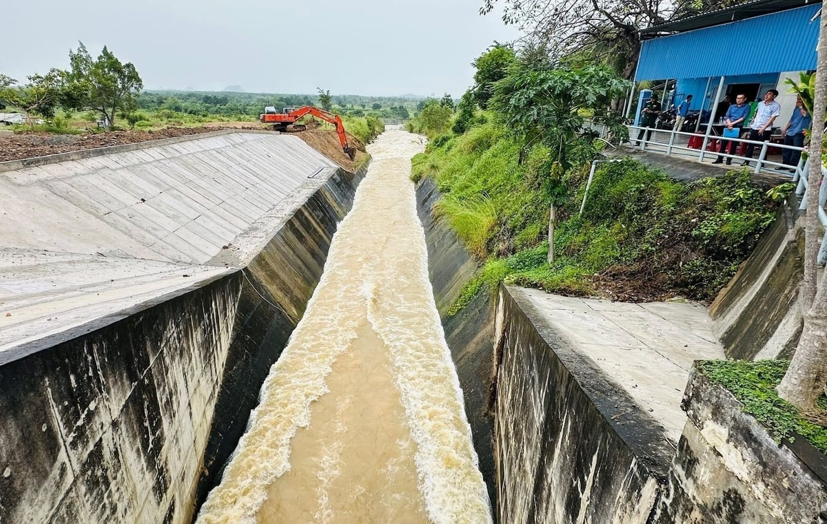 ທ່ານຮອງປະທານຄະນະກຳມະການປະຊາຊົນແຂວງ Lam Dong ໃຫ້ຮູ້ວ່າ: ການຮັບປະກັນຄວາມປອດໄພເຂື່ອນບໍ່ພຽງແຕ່ແມ່ນເງື່ອນໄຂດ້ານວິຊາການເທົ່ານັ້ນ ຫາກຍັງແມ່ນວຽກງານສຳຄັນໃນວຽກງານປ້ອງກັນປະເທດ, ມຸ່ງໄປເຖິງປົກປັກຮັກສາຊີວິດ ແລະ ຊັບສິນຂອງປະຊາຊົນຢູ່ເຂດລຸ່ມນ້ຳ. ພາບ: ກວ໋າງ. Phó Chủ tịch UBND tỉnh Lâm Đồng, ông Nguyễn Minh cho rằng, việc bảo đảm an toàn hồ đập không chỉ là yêu cầu kỹ thuật mà còn là nhiệm vụ trọng tâm trong công tác phòng thủ dân sự, nhằm bảo vệ tính mạng, tài sản của người dân vùng hạ du. Ảnh: Kiều Hằng.