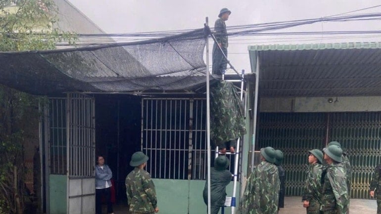 Прикордонники допомагають людям зміцнювати свої будинки. z7194342847921-e22d814db0e24cc1f5d652b41f2c5482-6171.jpg