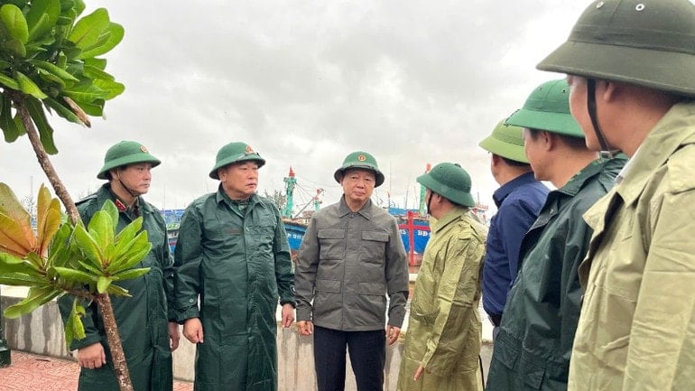Віце-прем'єр-міністр Чан Хонг Ха (третій зліва направо) оглядає ситуацію із запобіганням та контролем штормів № 13 у Куйньоні. z7194854679117-8189ea8ec847fbbbfc2c0584213a7798-5118.jpg