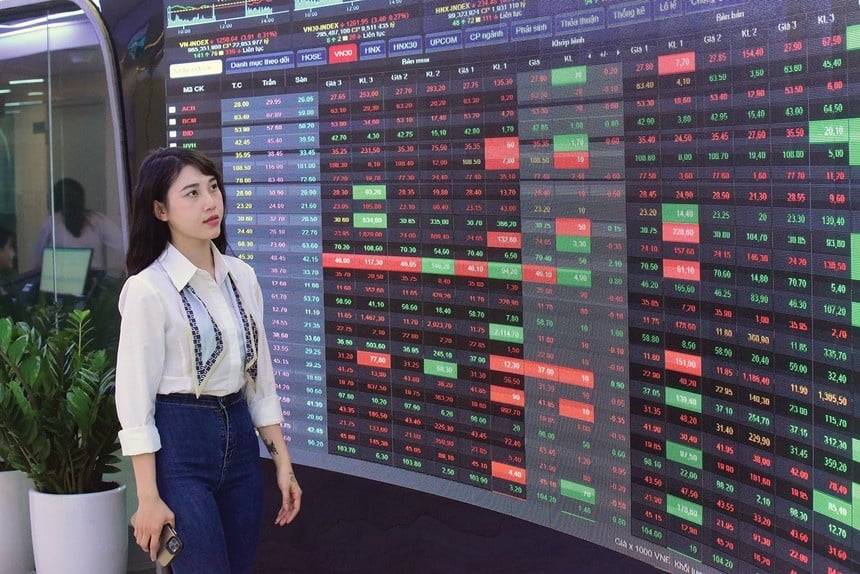 Thanh khoản rơi về đáy, dòng tiền “đứng ngoài quan sát” Thanh khoản rơi về đáy, dòng tiền “đứng ngoài quan sát”