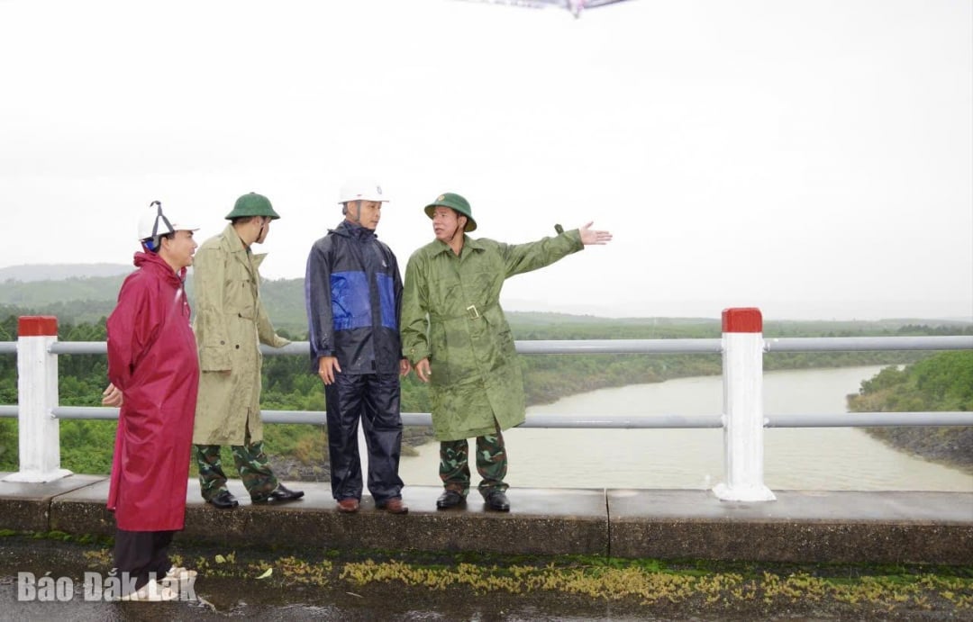 Đại tá Cao Văn Mười trao đổi với lãnh đạo Nhà máy thủy điện Sông Hình công tác ứng phó bão số 13