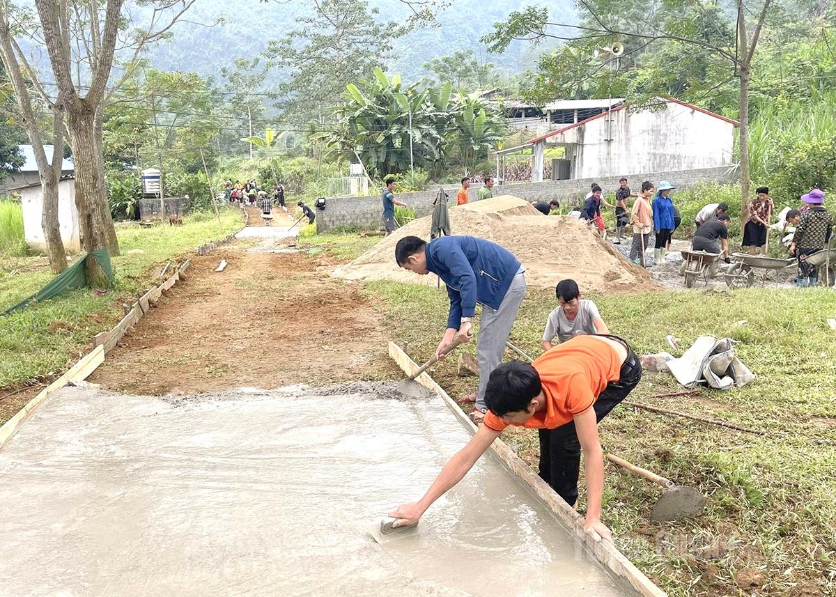 ប្រជាពលរដ្ឋភូមិពងទឹករួមគ្នាកសាងផ្លូវ។