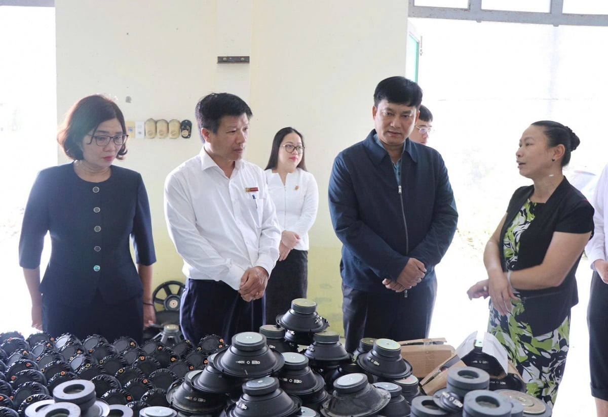 Agribank segera menyokong pelanggan dan pekerja di Da Nang dan Hue yang terjejas akibat ribut dan banjir