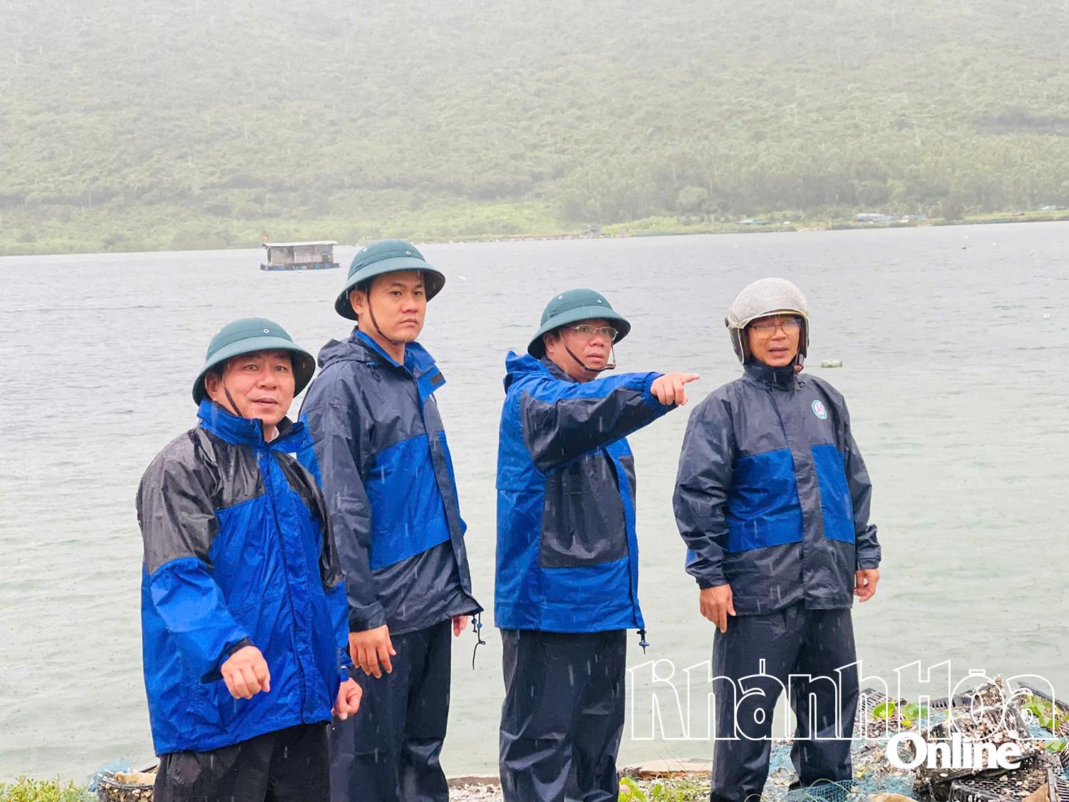 ڈائی لان کمیون کے رہنماؤں نے ڈیم مون گاؤں میں طوفان سے بچاؤ کے کام کا معائنہ کیا۔