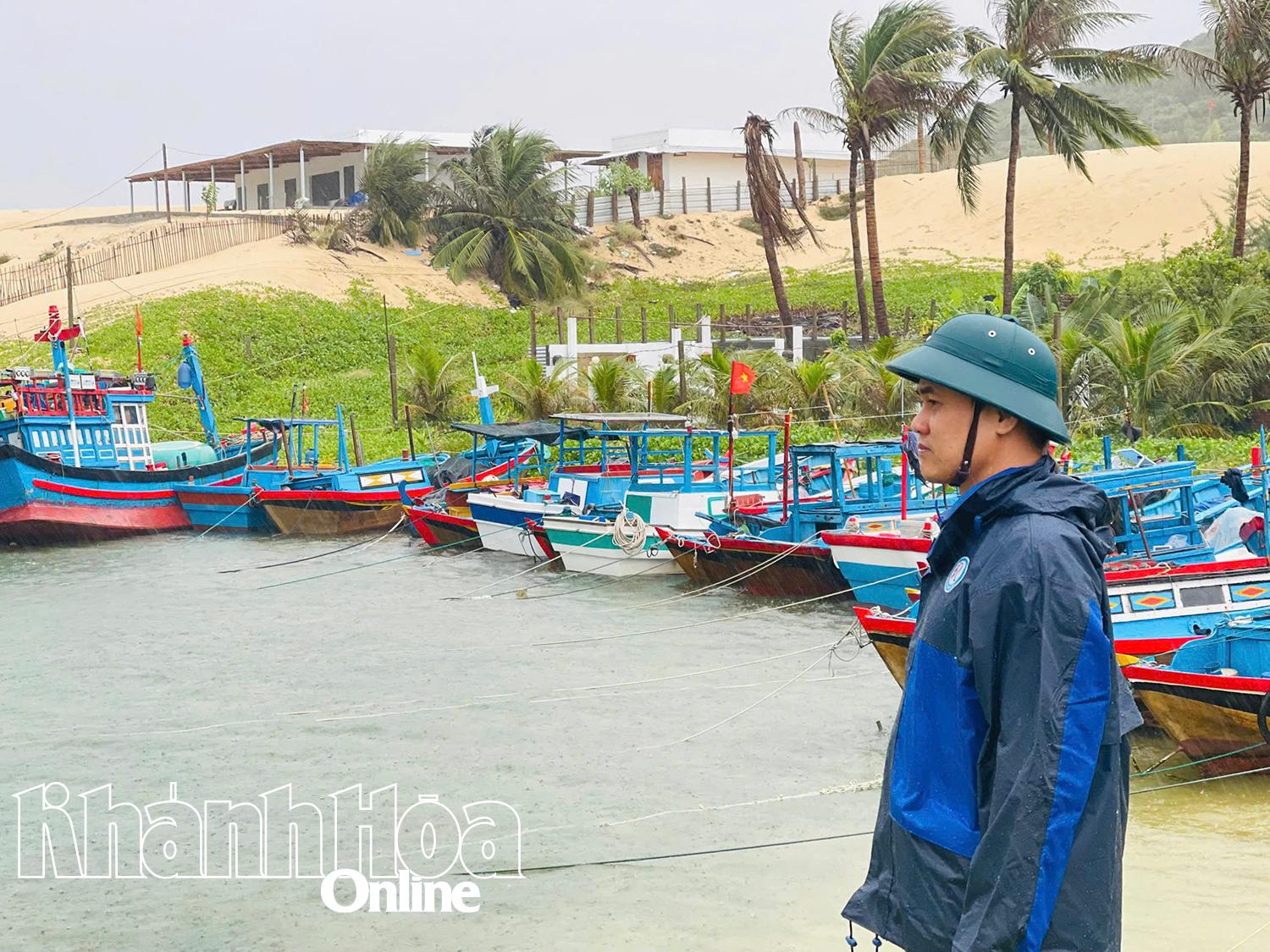 بہت سے بحری جہاز محفوظ پناہ کے لیے ساحل پر پہنچ چکے ہیں۔