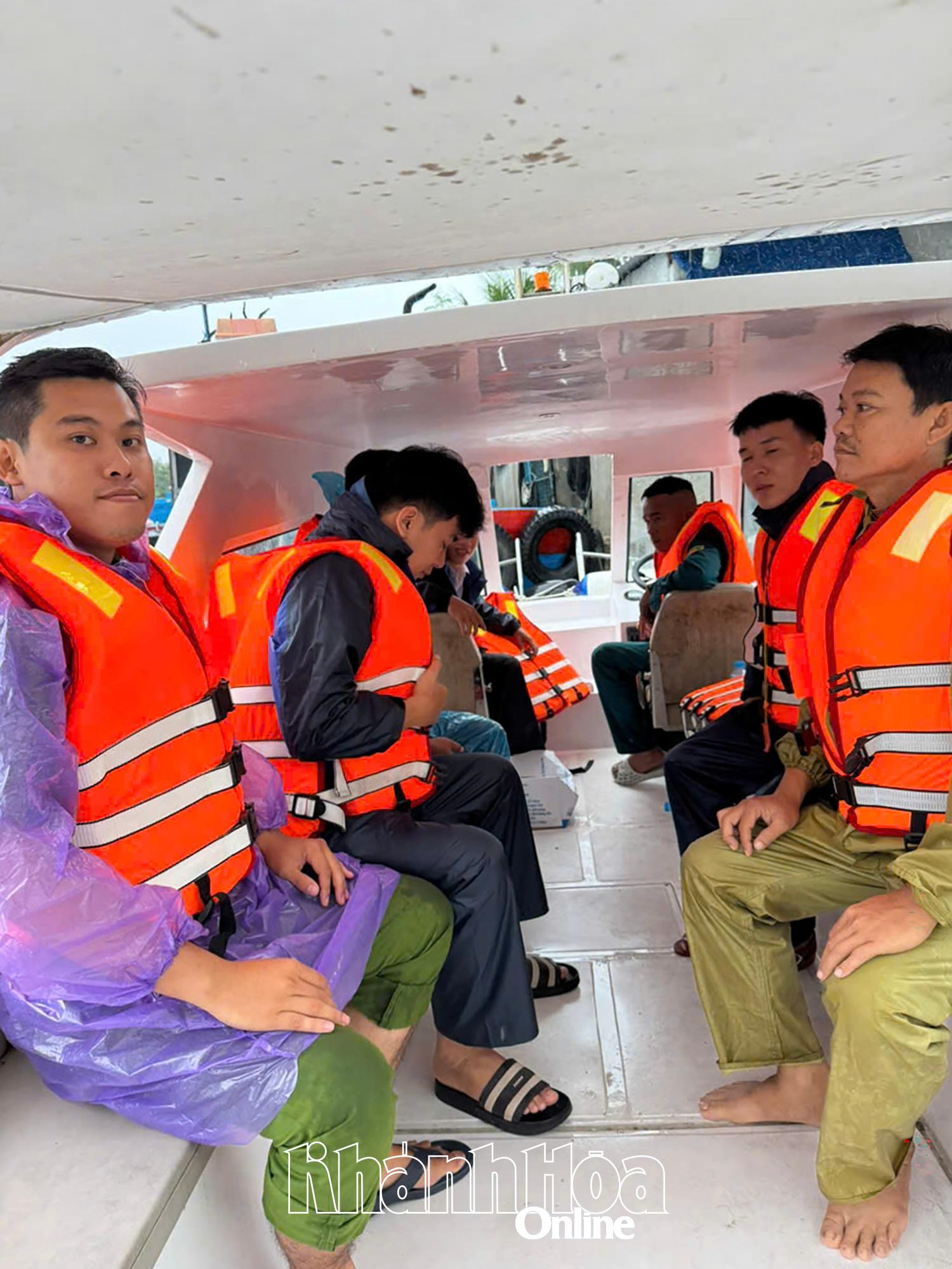 حکام لوگوں کو بیڑے سے ساحل تک لے آئے۔