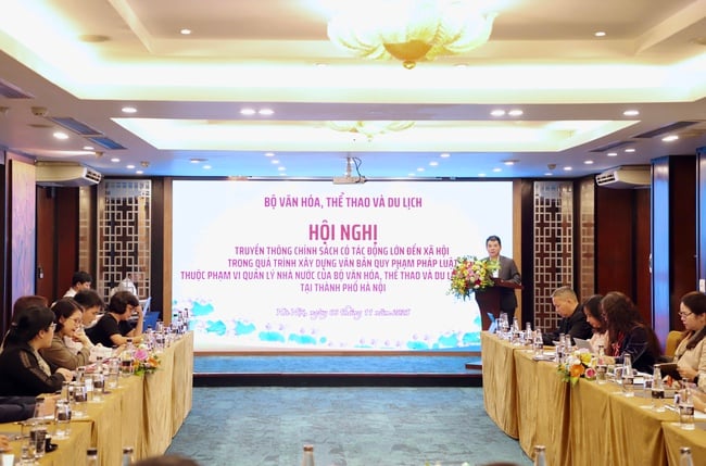 A Kulturális, Sport- és Turisztikai Minisztérium 2025-ben konferenciát szervezett a társadalomra nagy hatással lévő politikák jogi dokumentumok kidolgozása során történő kommunikációjáról - 1. kép. Bộ VHTTDL tổ chức Hội nghị truyền thông chính sách có tác động lớn đến xã hội trong xây dựng văn bản quy phạm pháp luật năm 2025 - Ảnh 1.