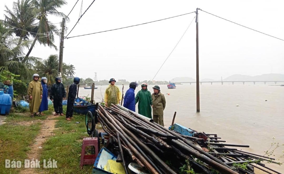 Ông Nguyễn Xuân Hùng, Bí thư Đảng ủy phường Hòa Hiệp cùng cán bộ phường kiểm tra khu vực ven sông Bàn Thạch.