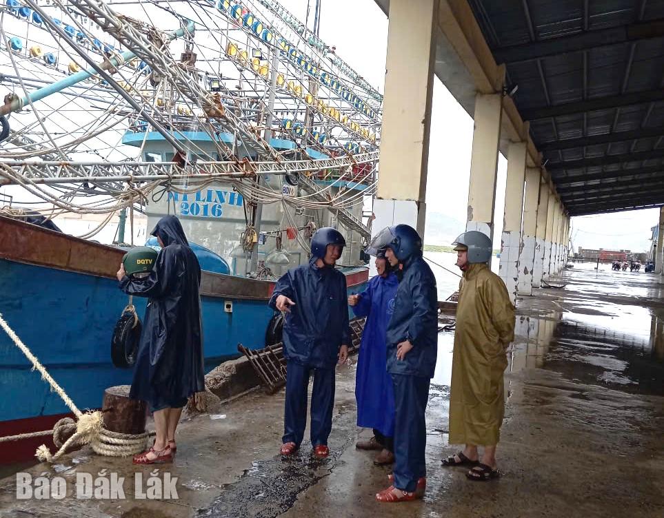 Lãnh đạo phường Hòa Hiệp cũng trực tiếp nắm tình hình tàu cá neo đậu ở cảng cá Phú Lạc.