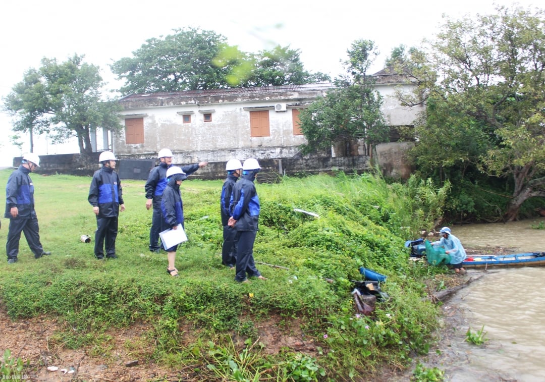 Lãnh đạo phường Phú Yên kiểm tra, yêu cầu người dân sống mưu sinh khu vực ven sông Ba, dưới cầu Đà Rằng dừng hoạt động để về nơi tránh trú an toàn.