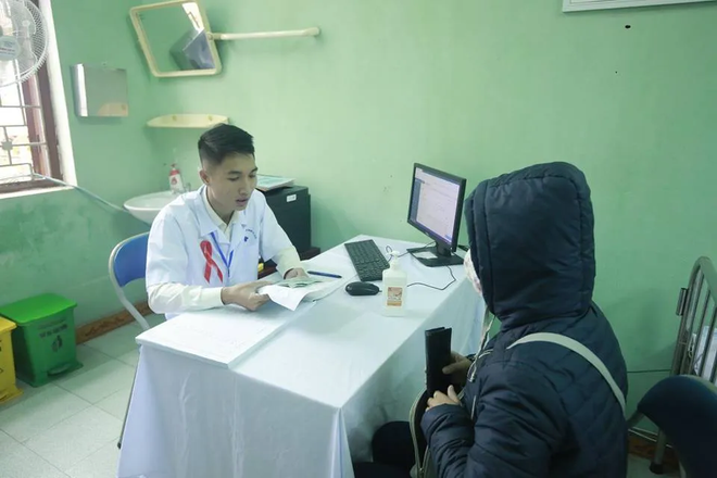 Presa – o voce persistentă în războiul tăcut împotriva HIV/SIDA - Fotografia 3. Báo chí – tiếng nói bền bỉ trong cuộc chiến không tiếng súng với HIV/AIDS- Ảnh 3.