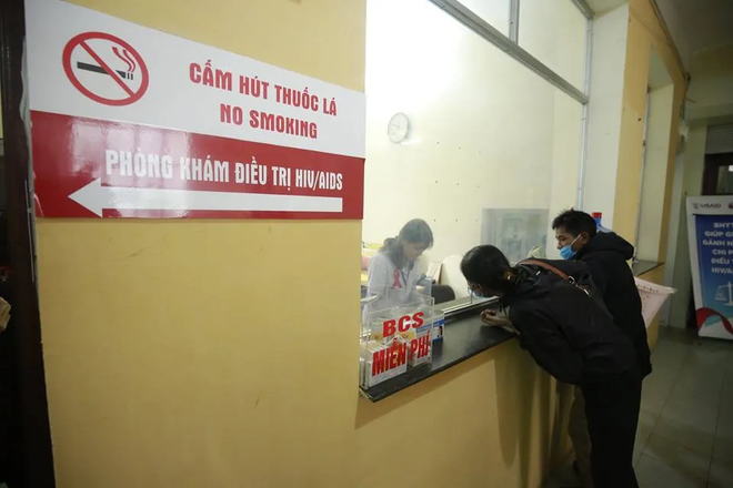 Presa – o voce persistentă în războiul tăcut împotriva HIV/SIDA - Fotografia 4. Báo chí – tiếng nói bền bỉ trong cuộc chiến không tiếng súng với HIV/AIDS- Ảnh 4.